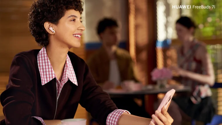 Smarter silence, clearer sound: HUAWEI FreeBuds 7i redefines everyday listening for urban life 1 HUAWEIFreeBuds7i Lifestyle Key Visual 1